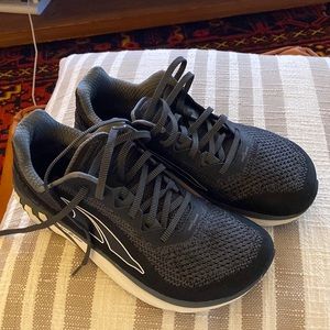 Men’s Altra size 9 sneaker EUC